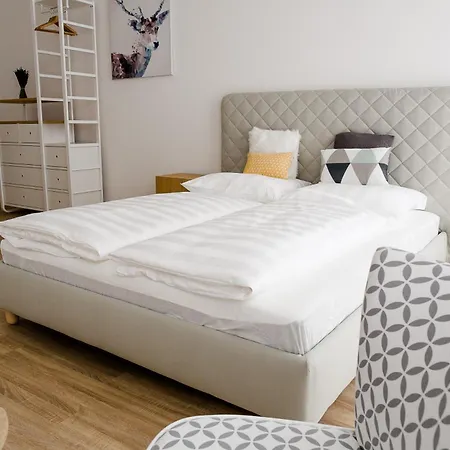 Louis & Louise Neustadt I Digital Check In *