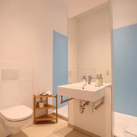 Louis & Louise Neustadt I Digital Check In