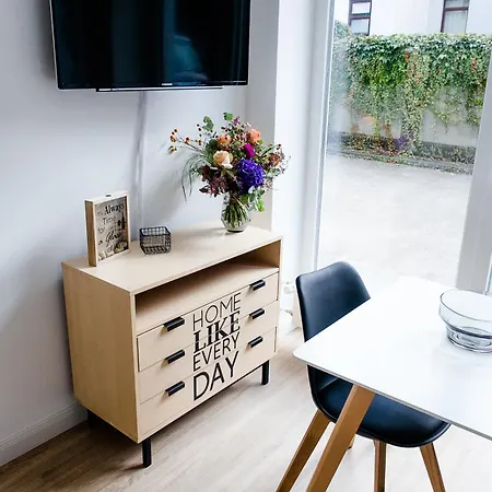 Louis & Louise Neustadt I Digital Check In