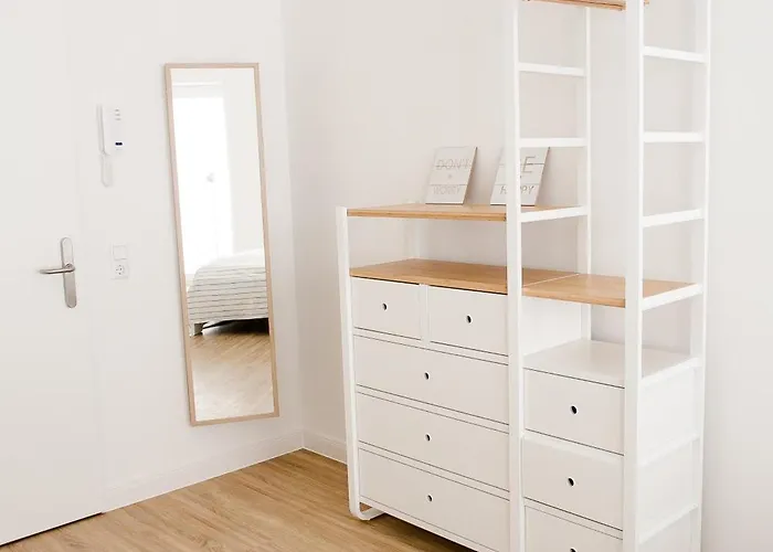 Louis & Louise Neustadt I Digital Check In * Brémy